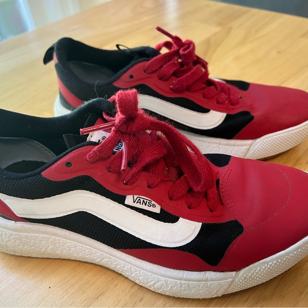 Vans UltraRange Red Skate shoe Size 4 Mens